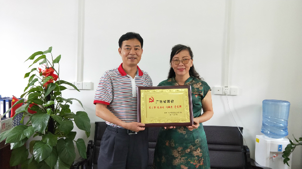 林宇为PA集团法学系教工党支部授牌.JPG
